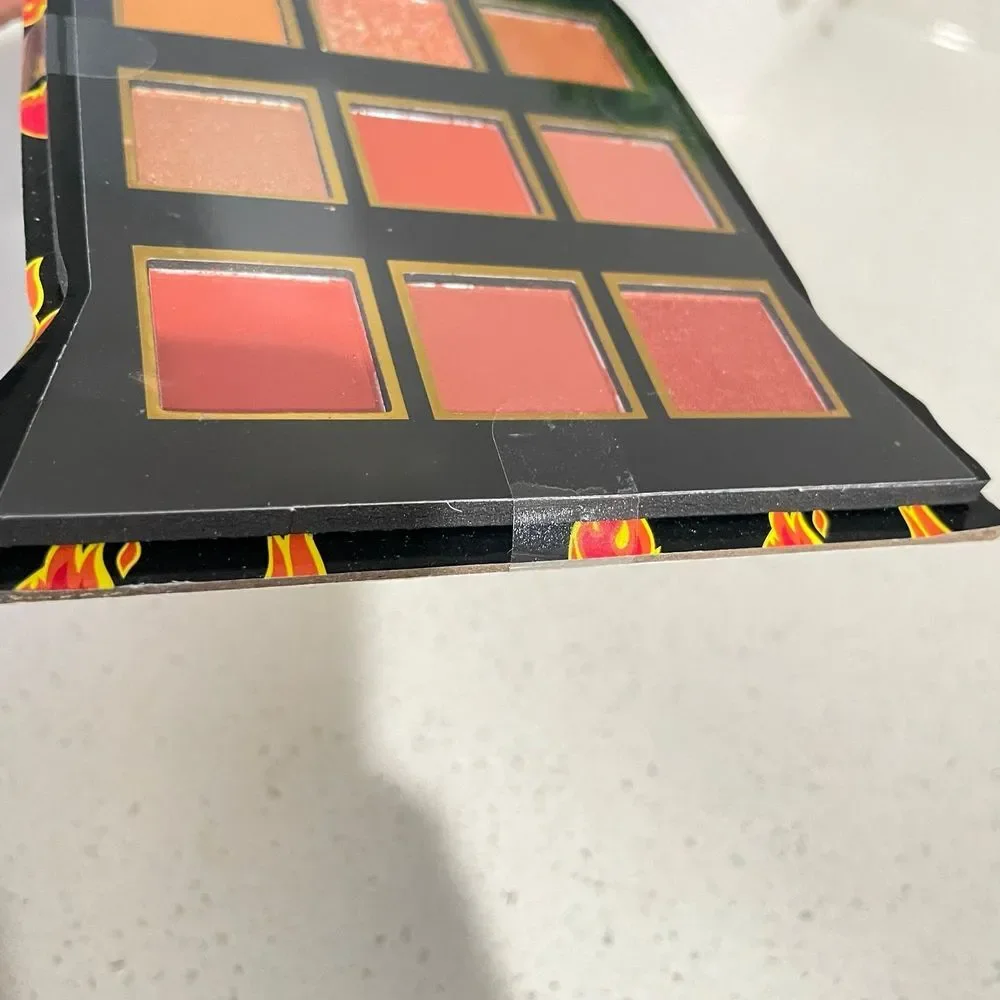 Cheetos‎ Flamin Hot Crunchy Eyeshadow Palette 12 Shades Chester Cheetah Mirror
